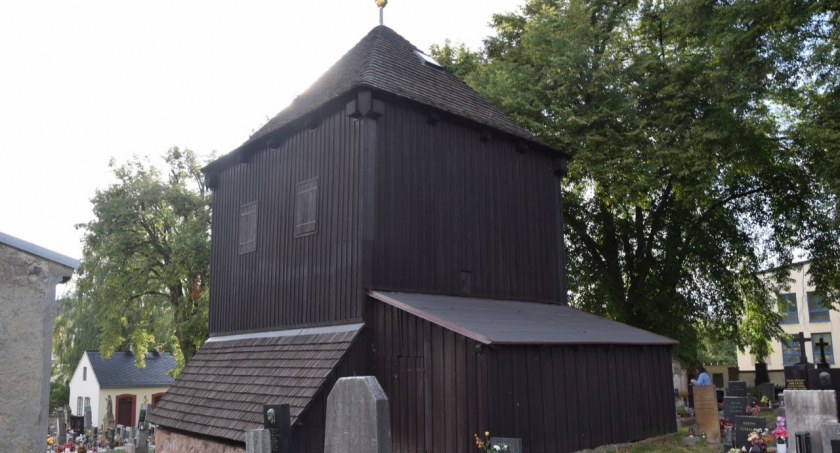Drewniana dzwonnica w Lomnicach nad Popelkou