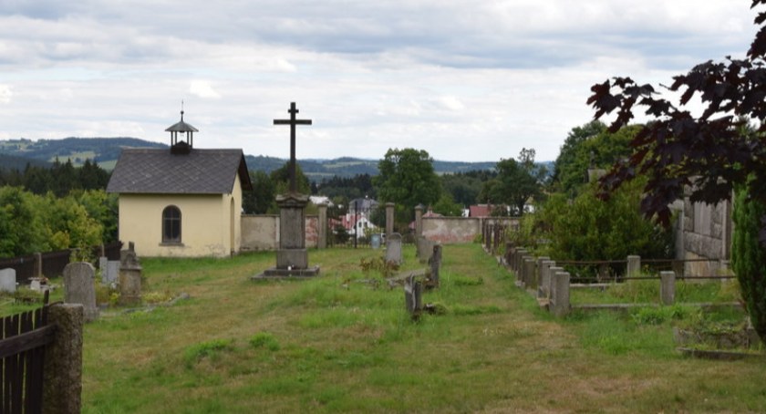 Górski cmentarzyk w osadzie Milíře