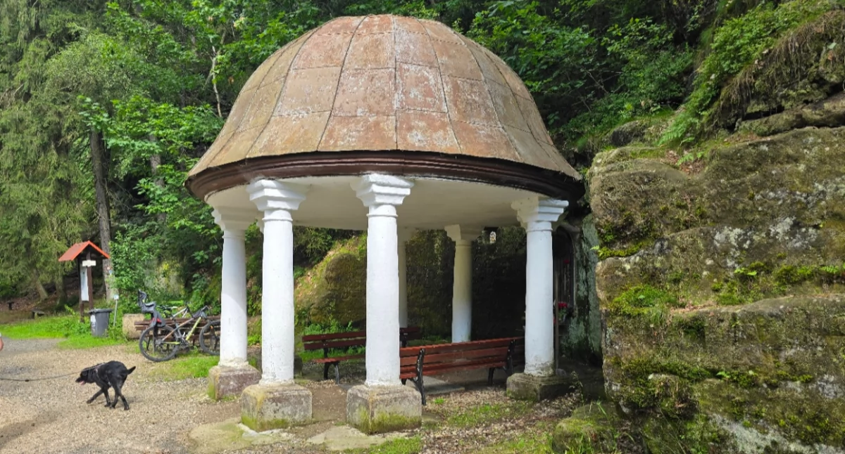 Domy i Budynki, Źródełko Świętej Zdzisławy Zdislavina studánka - zdjęcie, fotografia