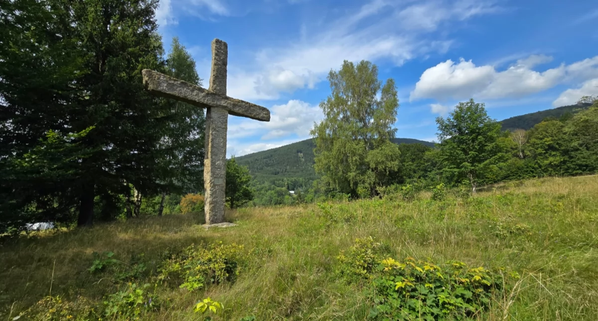 Pomniki, Izerskie Zakamraki Krzyż Milenijny Bilym Potoku - zdjęcie, fotografia