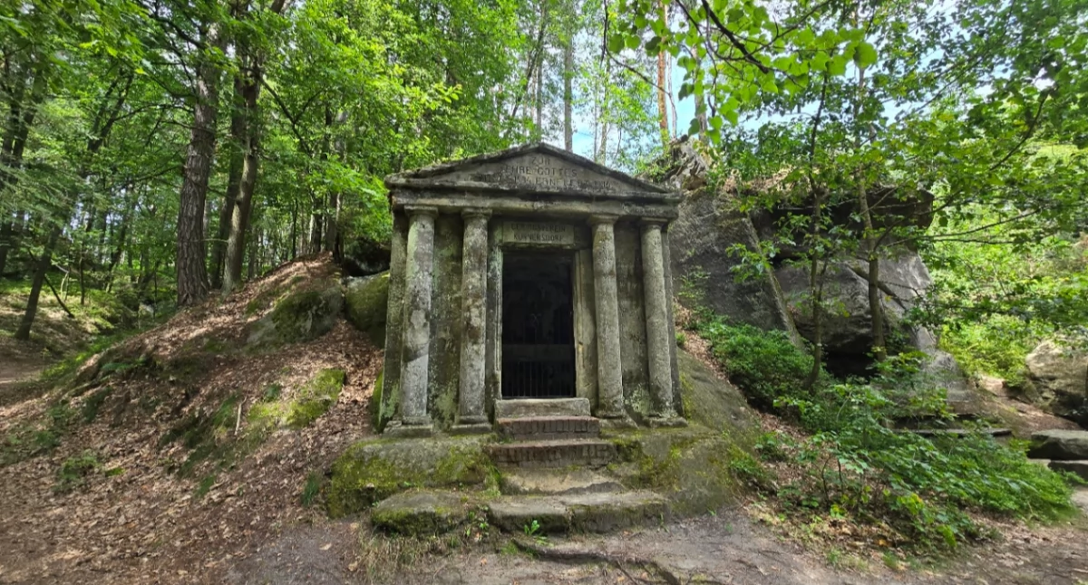 Domy i Budynki, Skalna kaplica Kunraticach Niemal antyczna świątynia - zdjęcie, fotografia