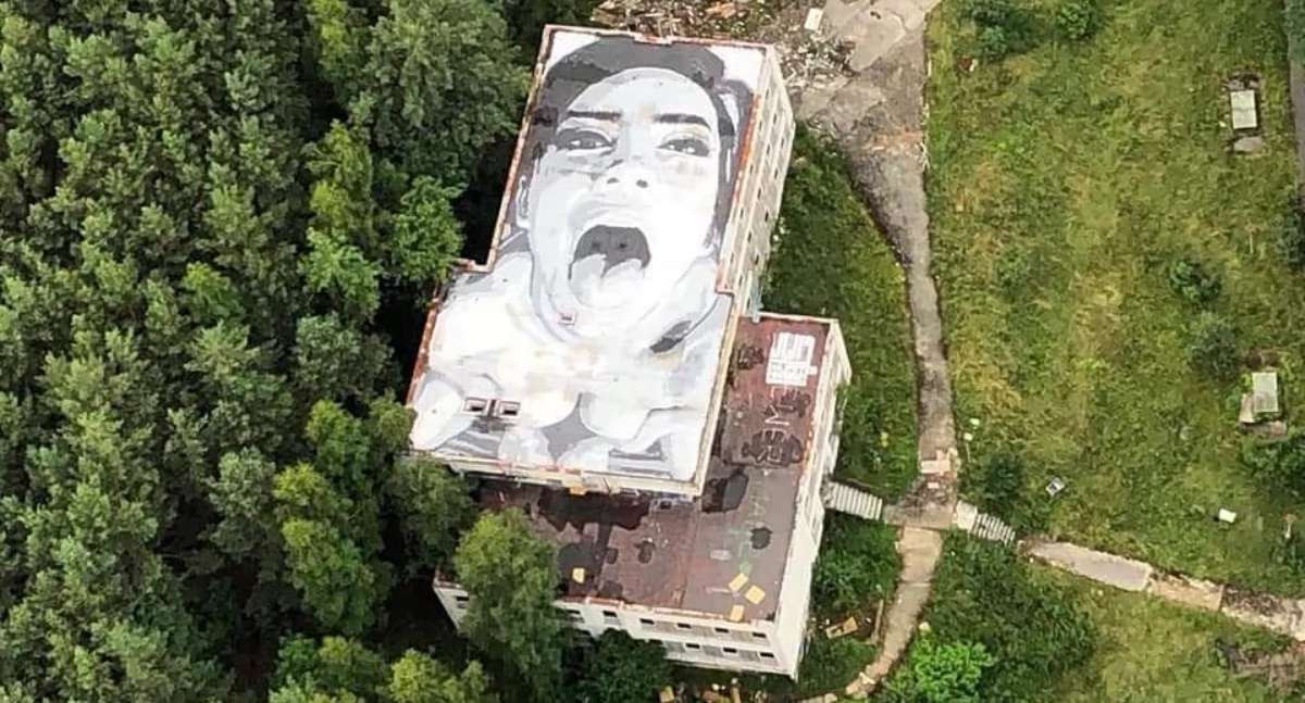 Obiekty Turystyczne, Największa nielegalna sztuka uliczna Czechach Opuszczony ośrodek wczasów dziecięcych Maxov Urbex KarkonoszeGO - zdjęcie, fotografia