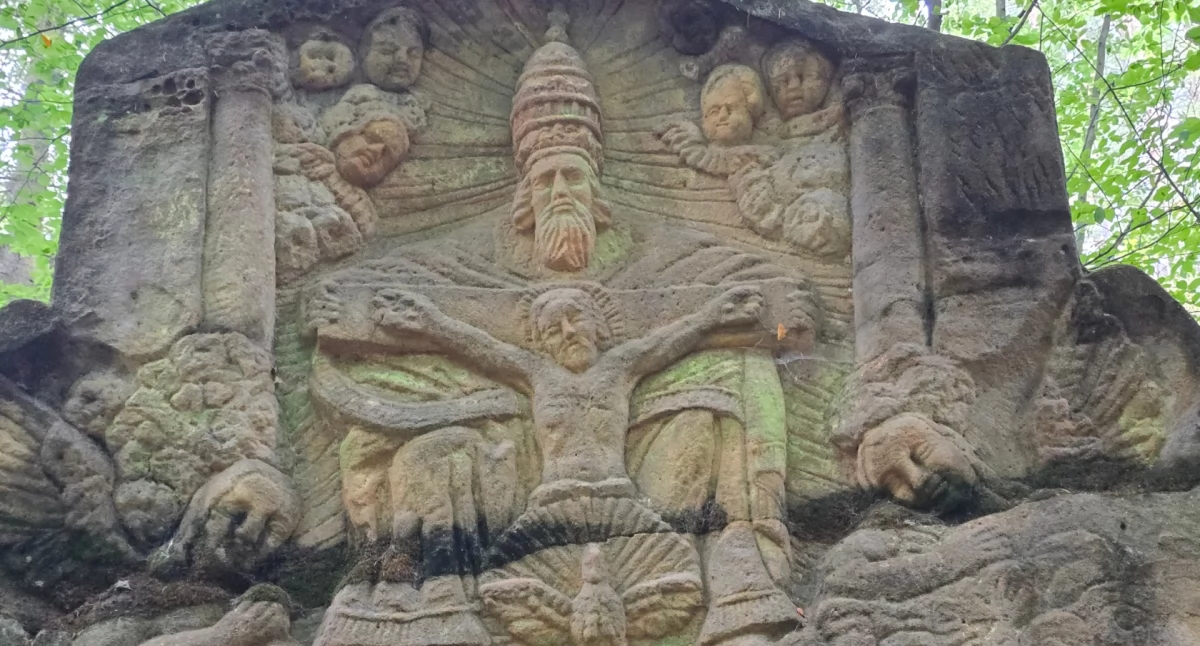 formacje skalne, Odkryj Barokowy Kamienny Ołtarz który skrywa misterium Trójcy wykute skale - zdjęcie, fotografia