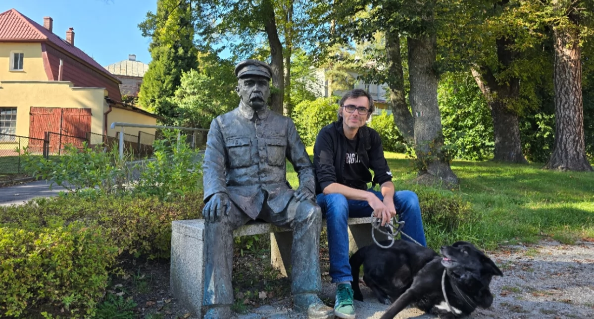 Pomniki, Chwila zadumy Marszałkiem wyjątkowa ławeczka Jedlinie Zdroju - zdjęcie, fotografia