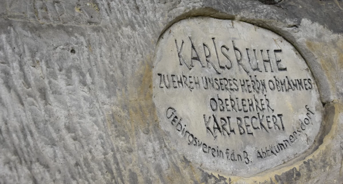 formacje skalne, Ławeczka Karola Skalna Spokoju Historii - zdjęcie, fotografia