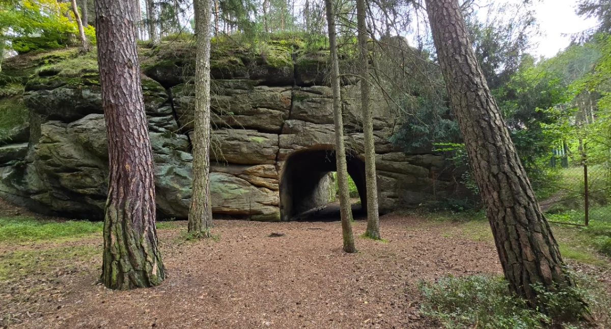 formacje skalne, Zabytkowy tunel wykuty skale (Branžež Czeskim Raju) - zdjęcie, fotografia