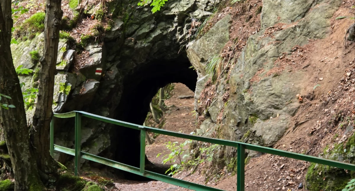 formacje skalne, Skalny Tunel Ścieżce Riegera Brama Historii Natury - zdjęcie, fotografia
