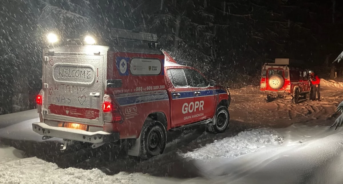 Ważne Komunikaty, Zamiecie huragan rozwagi ratuje turystów ekstremalnych warunkach - zdjęcie, fotografia