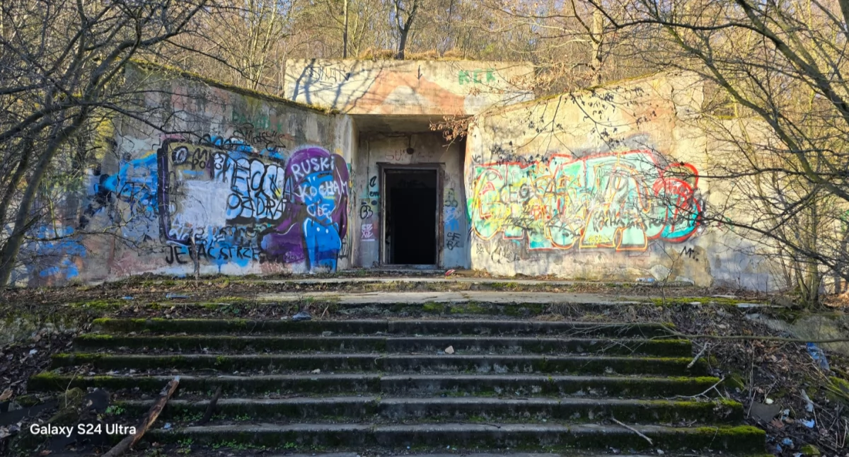 Ruiny, Tajemnice zimnej wojny Zapomniany schron Witoszowie - zdjęcie, fotografia