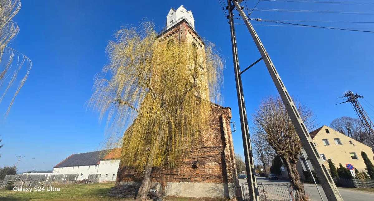 Ruiny, Wieża kościoła ewangelickiego Lutomi Górnej zapomniany świadek historii - zdjęcie, fotografia