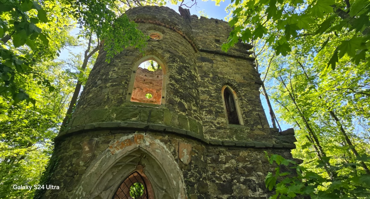 Ruiny, Lausker Schanze słowiański ślad górze Weissenberg - zdjęcie, fotografia