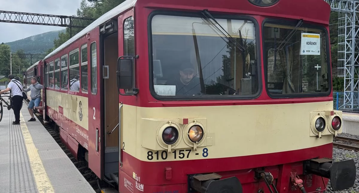 Wiadomości, Powrót kultowego połączenia Zubačka znów kursuje między Kořenovem Szklarską Porębą - zdjęcie, fotografia