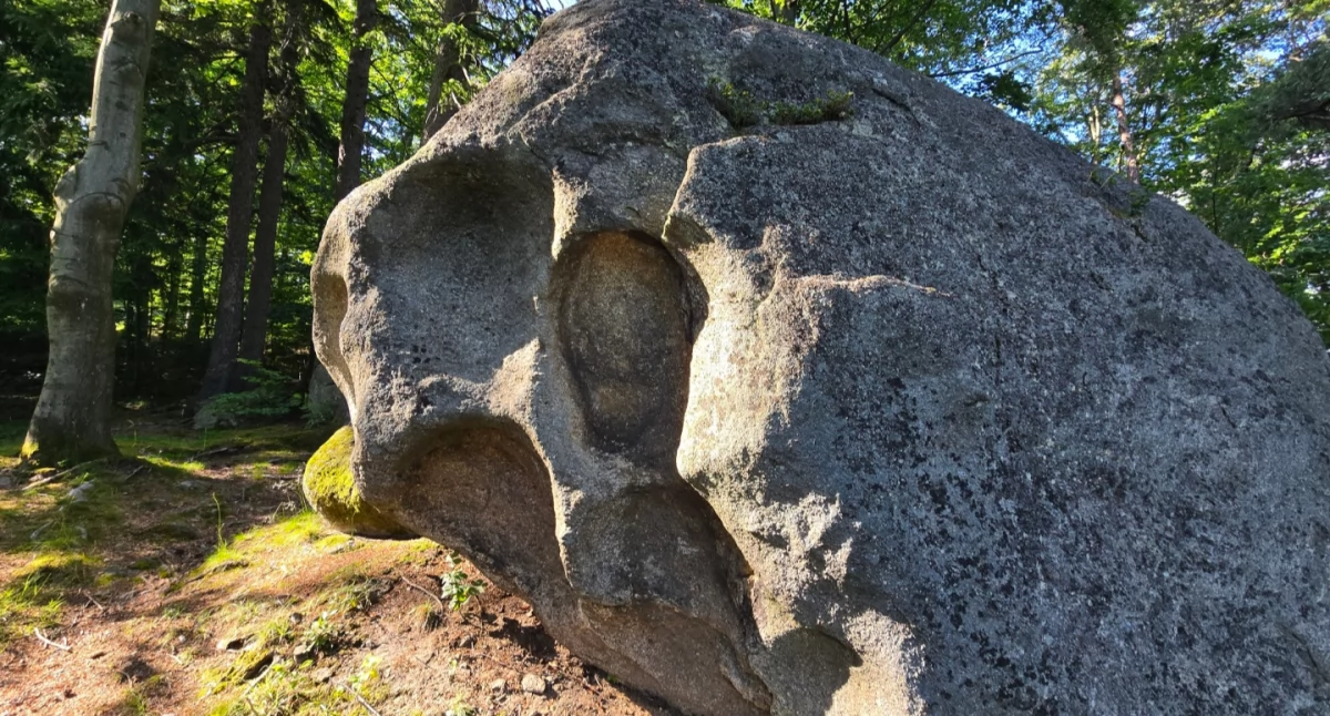 formacje skalne, Skała zapomniany strażnik historii geologiczna perełka Szklarskiej Poręby - zdjęcie, fotografia