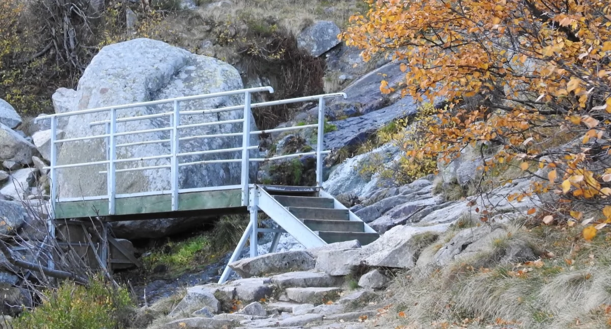 Demontaż mostku na Łomniczce – zmiany na czerwonym szlaku pod Śnieżką