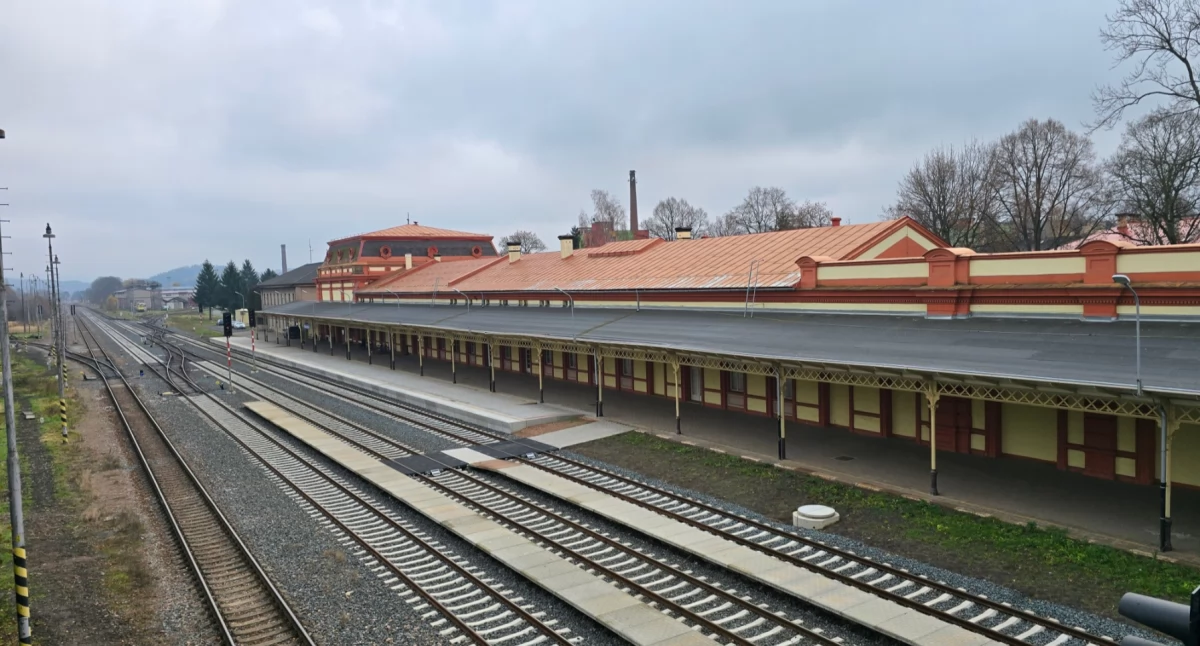 Dworce Kolejowe, Dworzec który wyprzedził swoje czasy niezwykła historia kolei Meziměstí - zdjęcie, fotografia