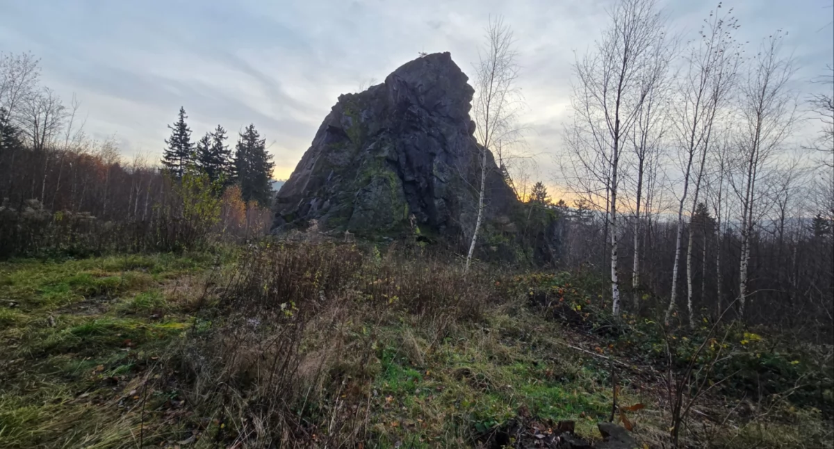 formacje skalne, Czerwona Skała Pogórzu Kaczawskim Niepozorny bastion dawnego wulkanizmu szlaku Lubrzę - zdjęcie, fotografia