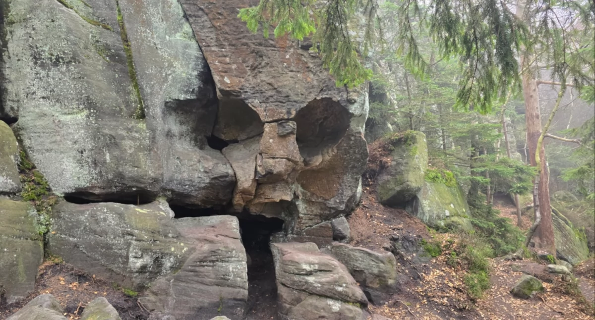 formacje skalne, Skalna Czaszka Górach Stołowych miejsce które patrzy ciebie naprawdę uważnie - zdjęcie, fotografia