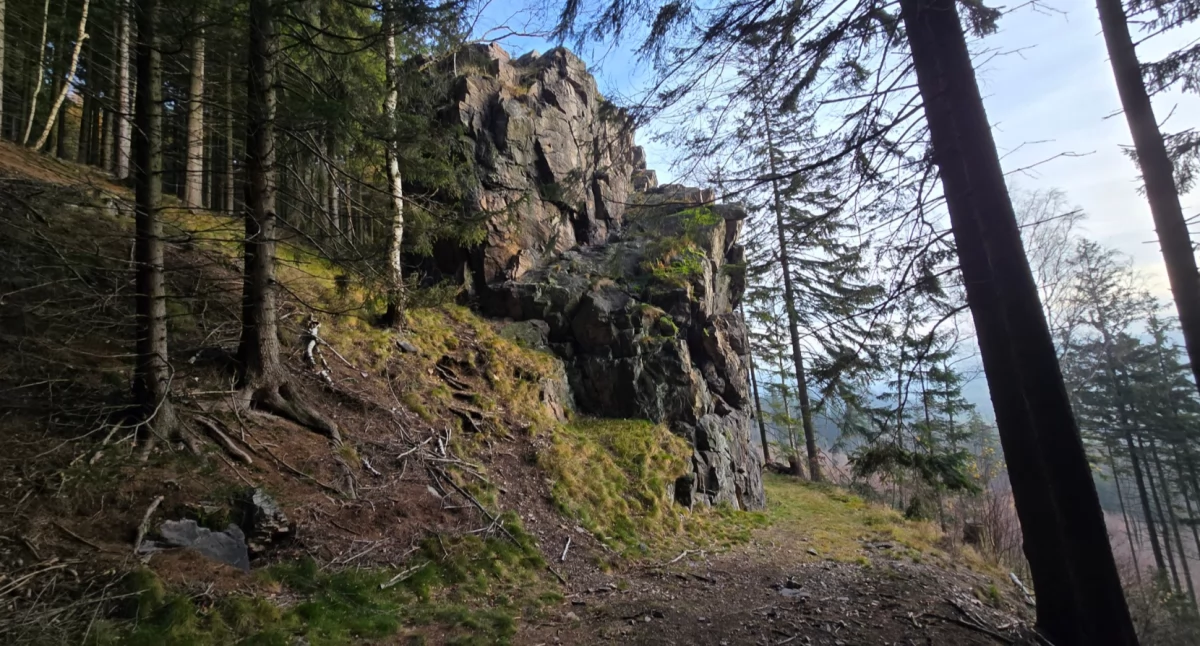 Diablak na Lubrzy – dzika skała z widokiem, którego nikt się tu nie spodziewa