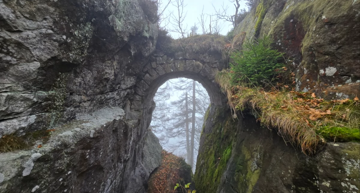 Ruiny, Karola samotna strażnica Szosą Zakrętów - zdjęcie, fotografia