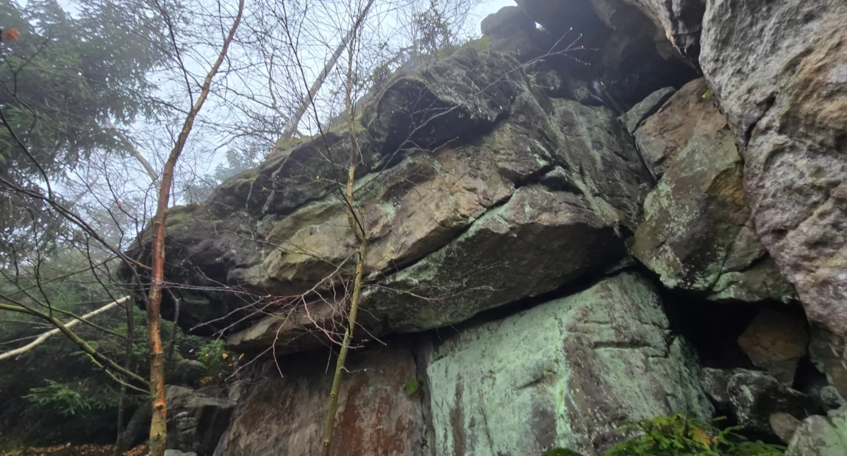 Wisząca Skała. Mała, geologiczna perła Gór Stołowych