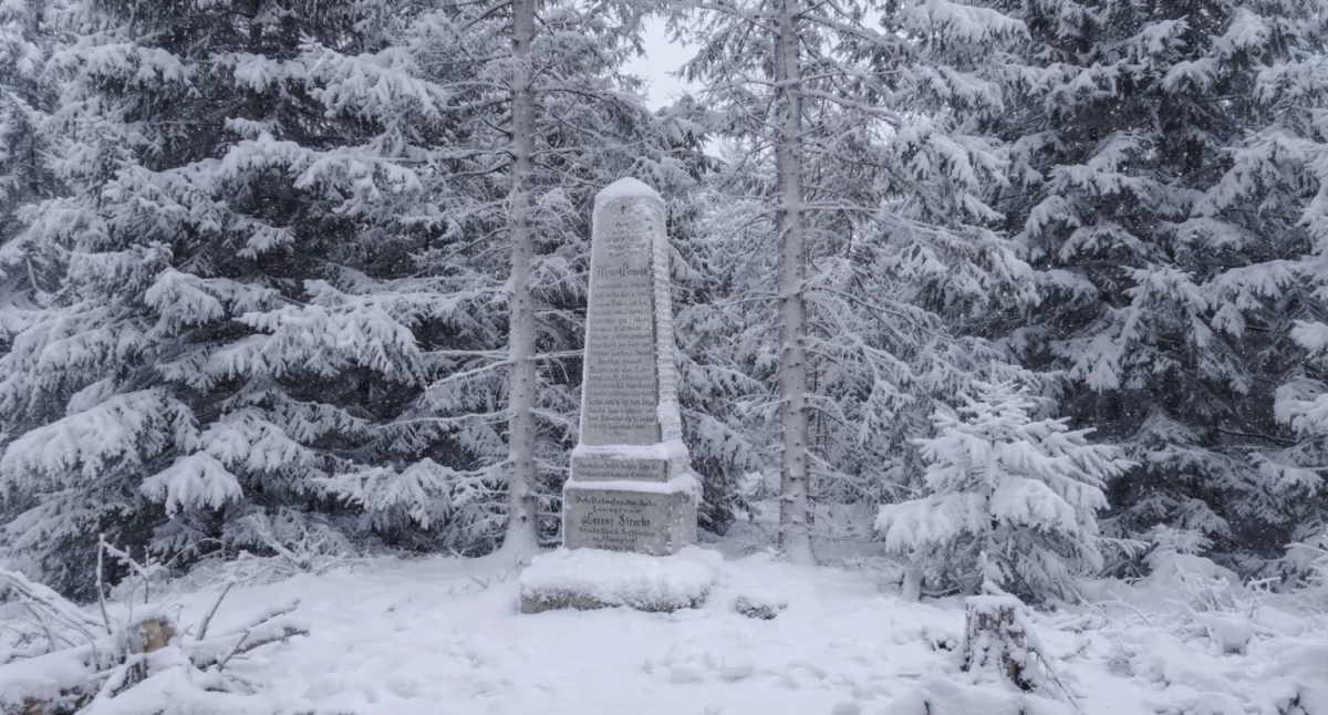 Pomniki, Śmierć Porschego Górach Izerskich Zabójstwo które upamiętnia leśny obelisk - zdjęcie, fotografia