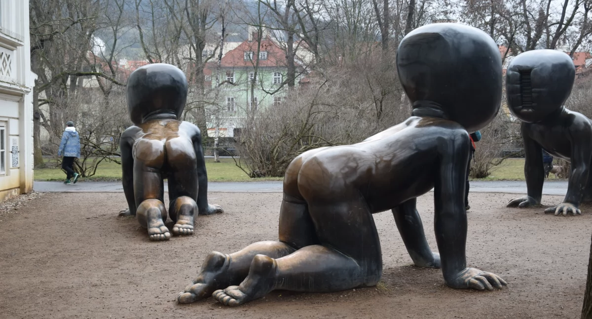 Pomniki, Nieoczywiste atrakcje Pragi Niemowlaki które pełzną przez wyobraźnię - zdjęcie, fotografia