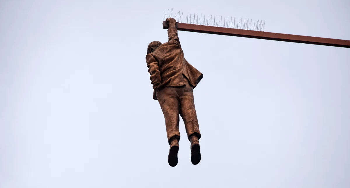 Pomniki, Nieoczywiste atrakcje Pragi Wiszący mężczyzna - zdjęcie, fotografia