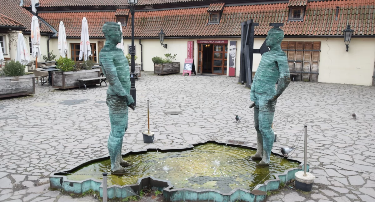 Pomniki, Nieoczywiste atrakcje Pragi Sikające postacie które mówią więcej niejeden pomnik - zdjęcie, fotografia