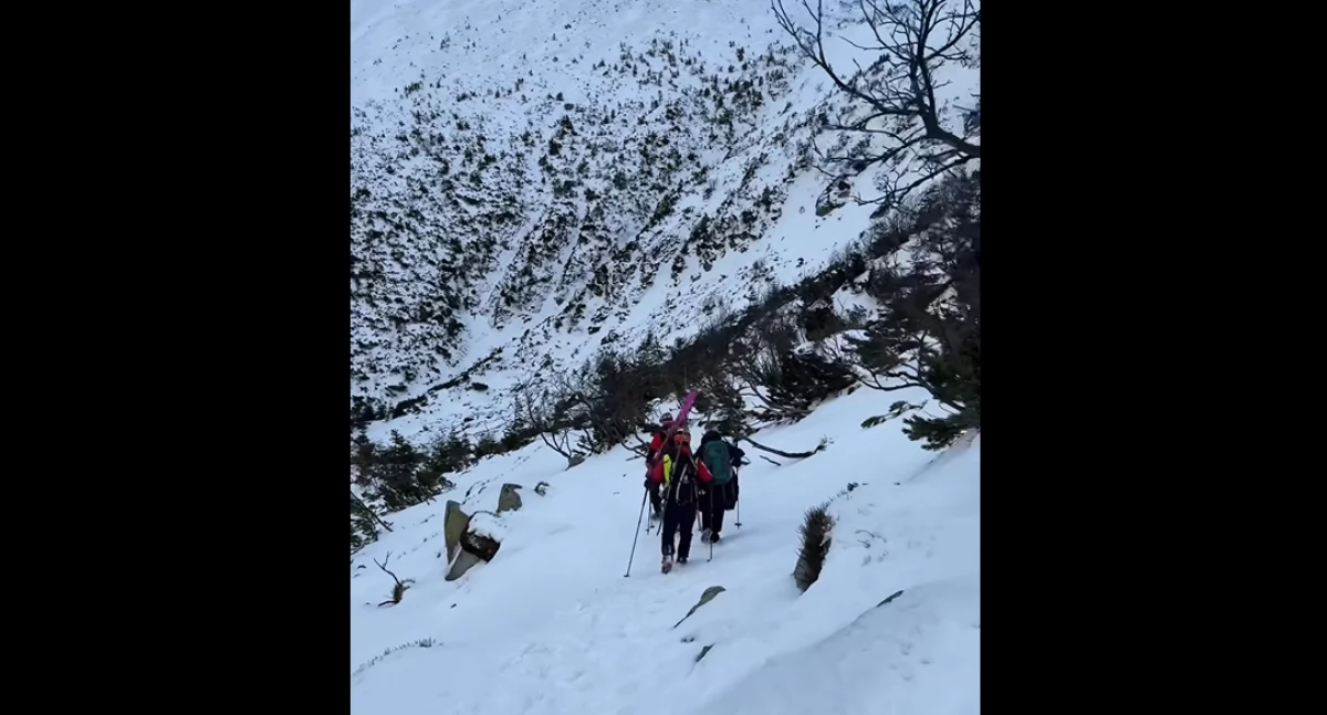 Wiadomości, Akcja Kotle Łomniczki Turystki weszły zamknięty szlak zagrożenia lawinowego - zdjęcie, fotografia