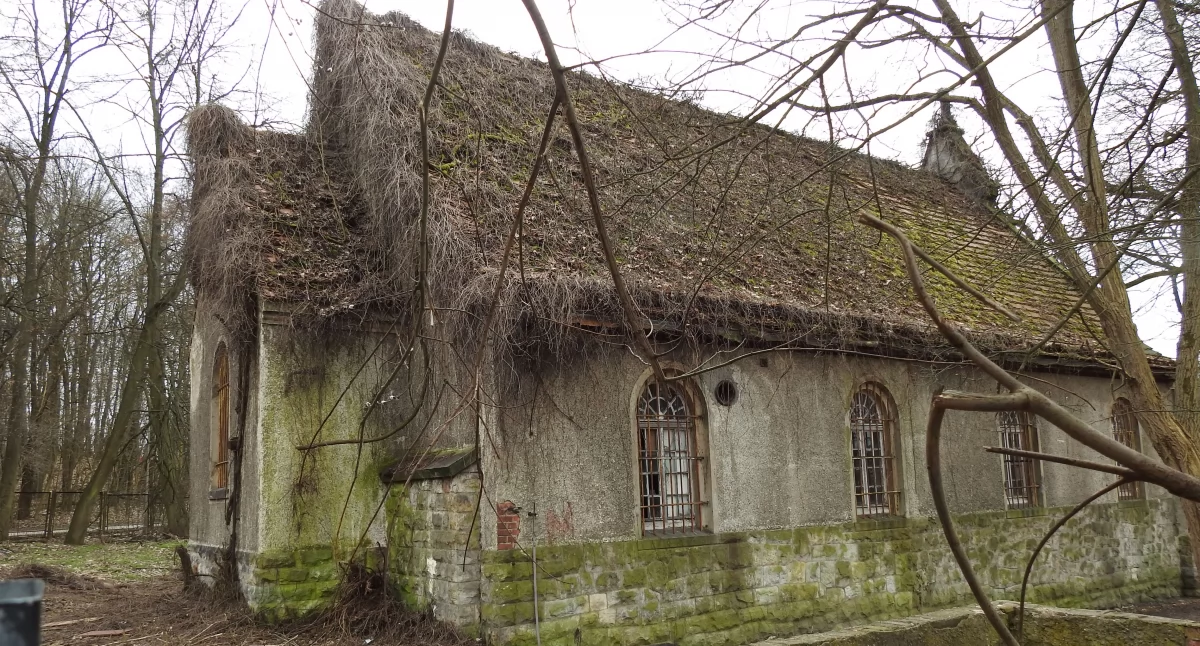 Domy i Budynki, Zapomniana kaplica cieniu pawilonów szpitala psychiatrycznego Bolesławcu - zdjęcie, fotografia