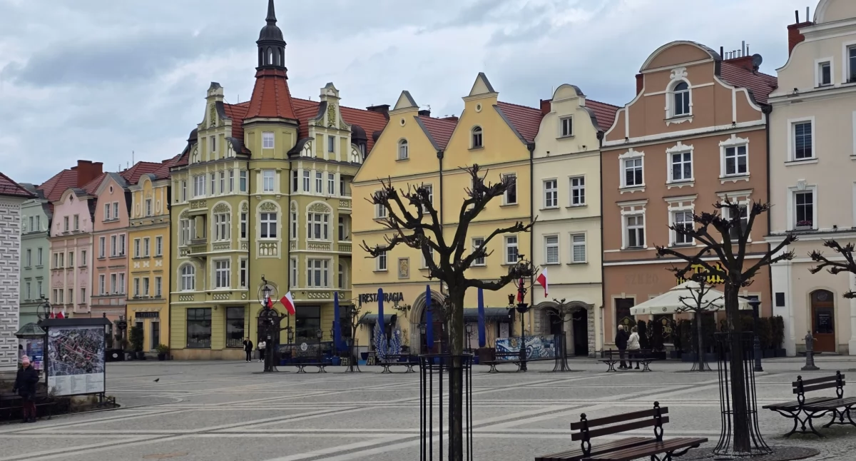 Miasta w Karkonoszach, Rynek Bolesławcu historyczne serce miasta ceramiki - zdjęcie, fotografia