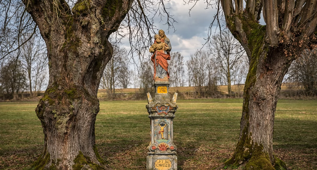 Pomniki, Między polem pamięcią Figura Józefa której znajdziesz przewodnikach - zdjęcie, fotografia