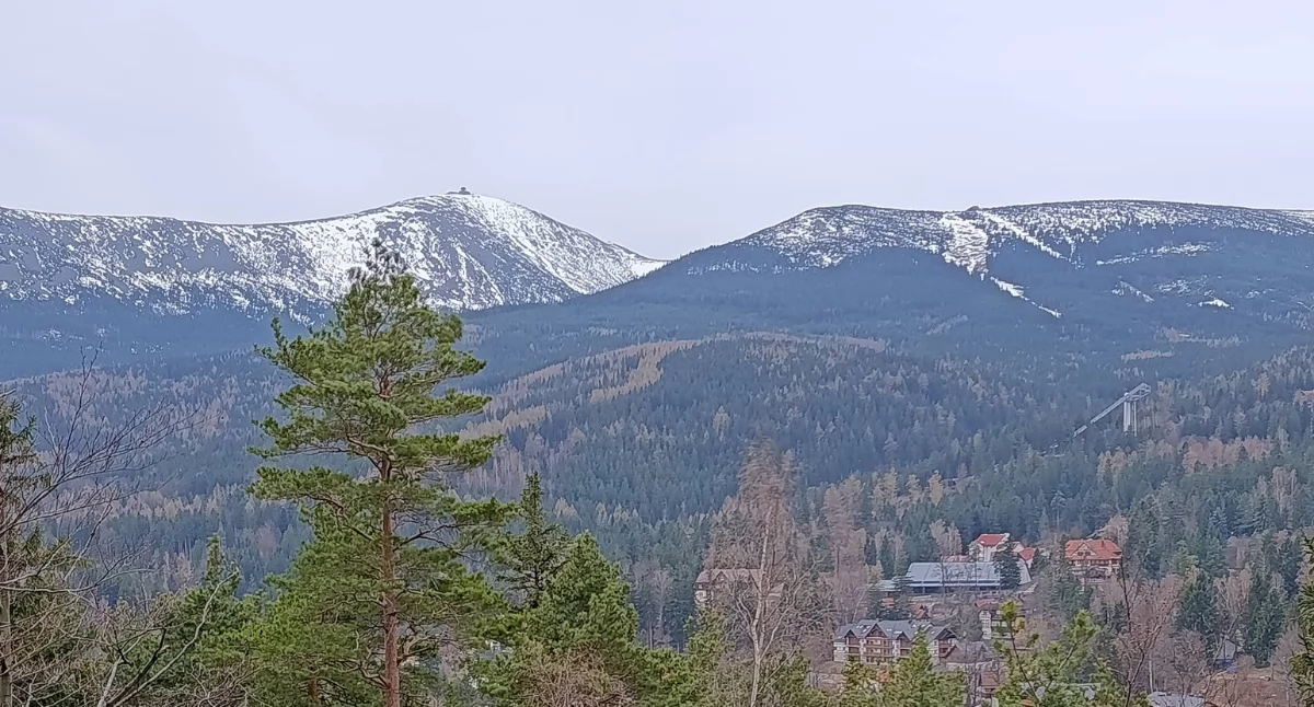  Punkty Naturalne, Karpatka Karpaczu Niewielkie wzgórze piękną panoramą Karkonoszy - zdjęcie, fotografia