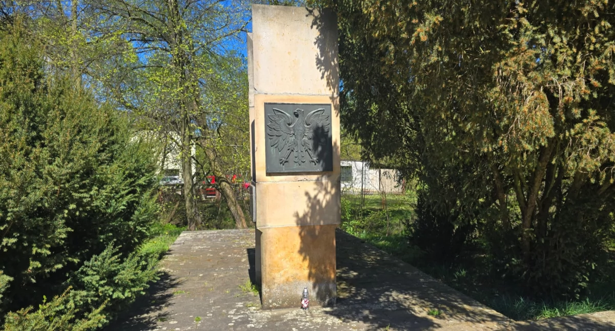 Pomniki, Polski pomnik czeskim Úštěku Pamiątka wojny relikt propagandy - zdjęcie, fotografia