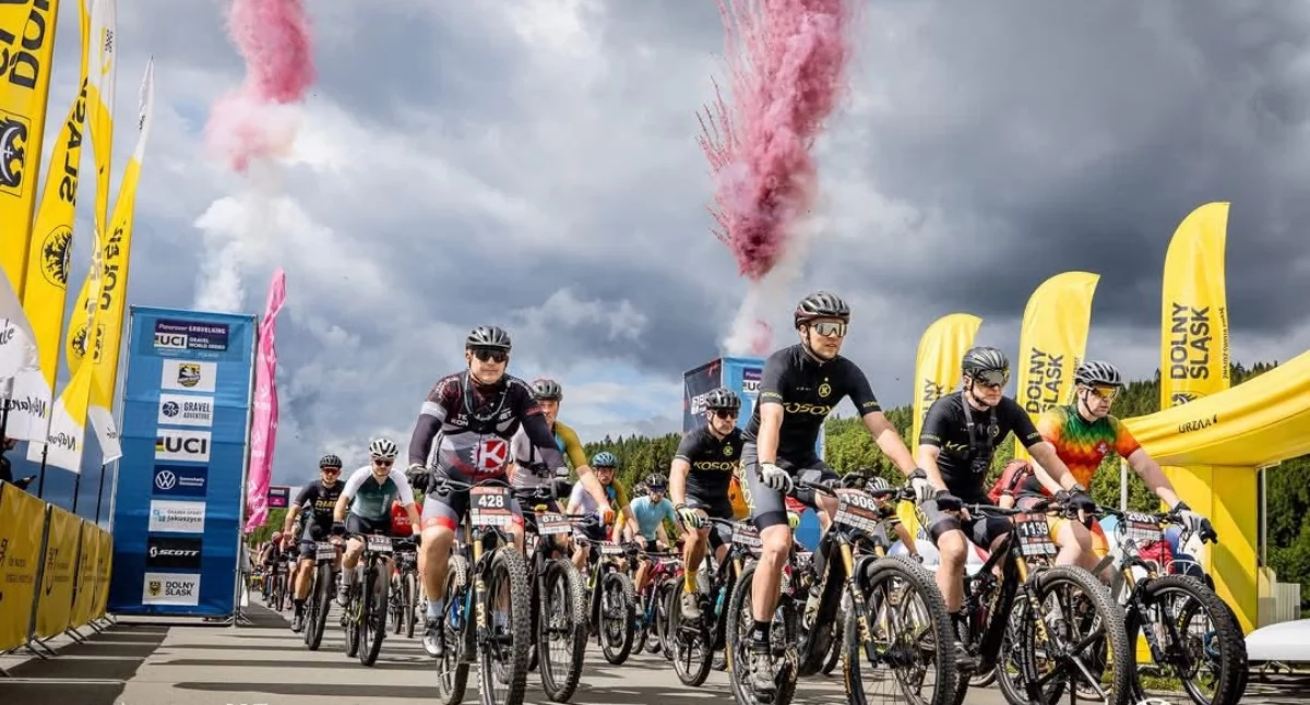 Imprezy Sportowe, Kręcili kilometry izerskich trasach Setki rowerzystów opanowały Jakuszyce - zdjęcie, fotografia