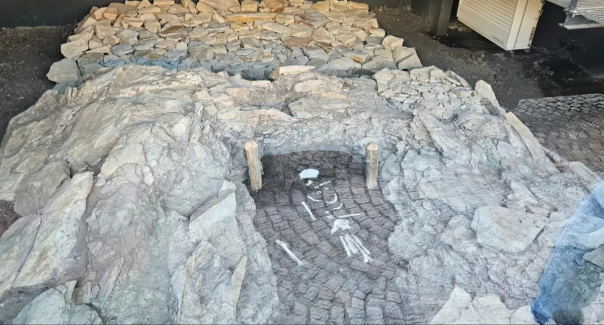 Domy i Budynki, Grobowiec sprzed centrum miasta Nymburk skrywa archeologiczną sensację - zdjęcie, fotografia