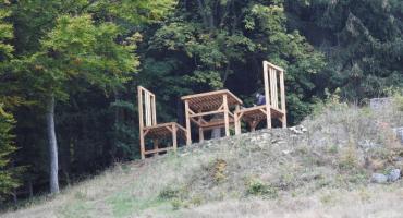 Gigantyczne krzesła i stół w Górach Izerskich