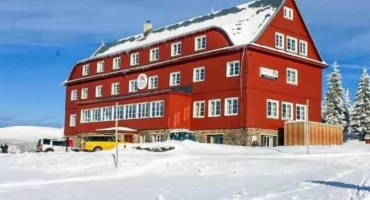 Pražská bouda - jeden z największych i najbardziej znanych hoteli górskich w Karkonoszach.