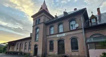 Dworzec kolejowy w Piechowicach. Ślady dawnego piękna architektury kolejowej.