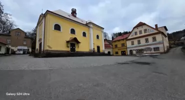 Malé Svatoňovice: Podkarkonoska sceneria, lecznicze źródełko i literackie dziedzictwo