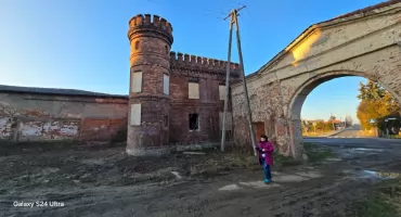 Zaginiony Pałac Piotrowic: Cień dawnej chwały w sercu osieroconej wsi