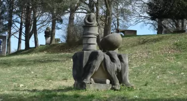 Kamienne myśli na wzgórzu Gotharda w Horicach (Hořicach) – gdzie rzeźba spotyka horyzont