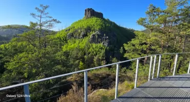 Skalny Hrad Falkenštejn - Sokoli Zamek, który nie musi udawać legendy