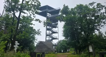 Trójgarb – wieża z widokiem na połowę Sudetów.