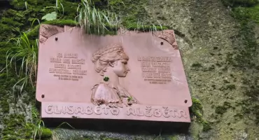 Cień cesarzowej wśród izerskich drzew. Pamiątkowa tablica Elżbiety Bawarskiej przy Sloupskim potoku.