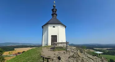 Powrót na wzgórze Vyskeř – kaplica św. Anny w świetle i ciszy