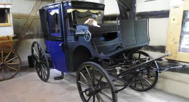 Muzeum Powozów w Galowicach – podróż w czasie do epoki rzemieślniczego kunsztu i elegancji. 