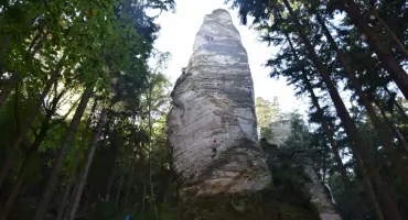 Skalne Miasto Hruba Skała - Kamienne labirynty pobudzające wyobraźnię.