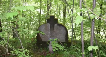 Cisza zamiast zniczy. Cmentarze, o których nikt już nie pamięta.