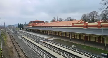 Dworzec, który wyprzedził swoje czasy: niezwykła historia kolei w Meziměstí